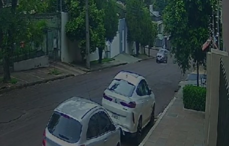 Imagem referente a Câmera registra momento em que ciclista é atingido por carro no Cancelli