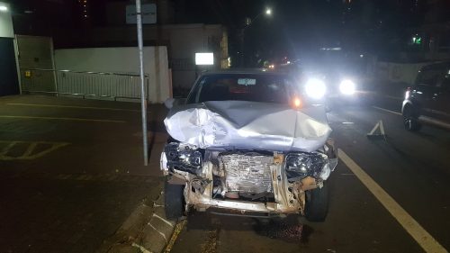 Imagem referente a Motorista sofre ferimento na cabeça após colisão traseira na Rua Presidente Kennedy