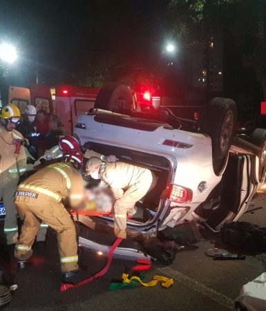 Imagem referente a Vítima fica encarcerada em capotamento no Centro de Cascavel