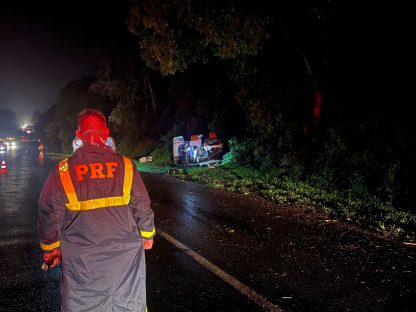 Imagem referente a Tragédia na BR-277: mulher de 41 anos morre após colisão com objeto fixo