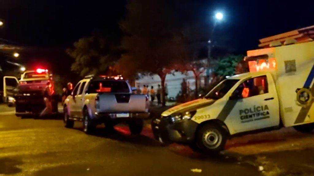 Caminhonete de vítima morta em igreja é recolhida e corpo levado ao IML