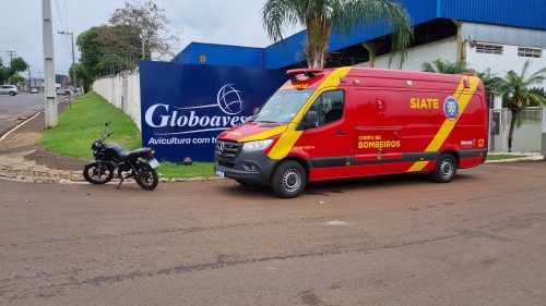 Imagem referente a Mulher fica ferida após colisão entre carro e moto na Rua Jacarezinho