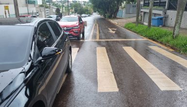 Imagem referente a Polo e Kwid se envolvem em colisão na Rua Antonina, no Centro