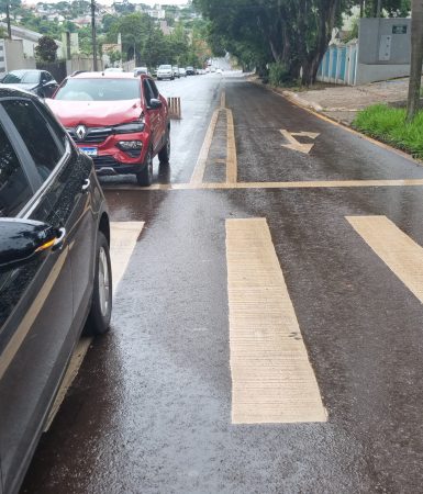 Imagem referente a Polo e Kwid se envolvem em colisão na Rua Antonina, no Centro