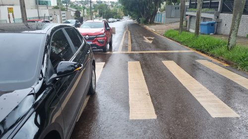 Imagem referente a Polo e Kwid se envolvem em colisão na Rua Antonina, no Centro