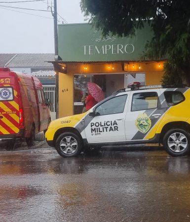 Imagem referente a Mulher fica ferida após cair de moto na rua Domiciano Theobaldo Bresolin