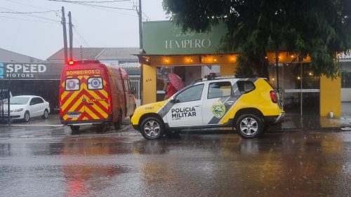 Imagem referente a Mulher fica ferida após cair de moto na rua Domiciano Theobaldo Bresolin