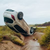 Imagem referente a Peugeot 308 aquaplana e capota na BR-163 em Cascavel