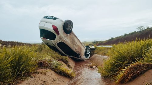 Imagem referente a Peugeot 308 aquaplana e capota na BR-163 em Cascavel