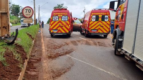 Imagem referente a Bombeiros e Samu atendem capotamento com vítimas em frente ao Ceasa