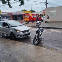 Imagem referente a Bombeiros atendem vítima de acidente na Avenida Papagaios