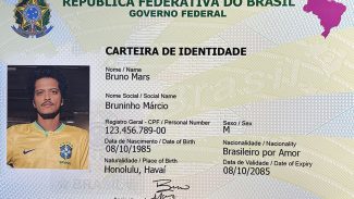 Bruno Mars ganha Carteira de Identidade Nacional gigante em show de BH