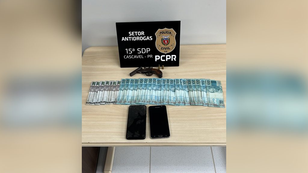 Operação policial em Cascavel resulta em prisão por posse ilegal de arma e dinheiro