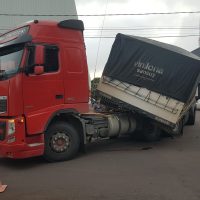 Imagem referente a Carreta de cimento quebra e interrompe tráfego na região central de Cascavel