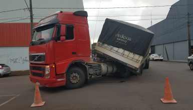 Imagem referente a Carreta de cimento quebra e interrompe tráfego na região central de Cascavel