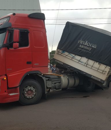 Imagem referente a Carreta de cimento quebra e interrompe tráfego na região central de Cascavel