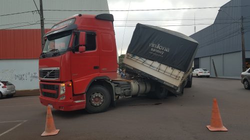 Imagem referente a Carreta de cimento quebra e interrompe tráfego na região central de Cascavel