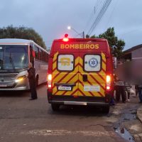 Imagem referente a Ao desviar de ônibus, moto bate contra barraca de caldo-de-cana