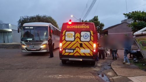 Imagem referente a Ao desviar de ônibus, moto bate contra barraca de caldo-de-cana