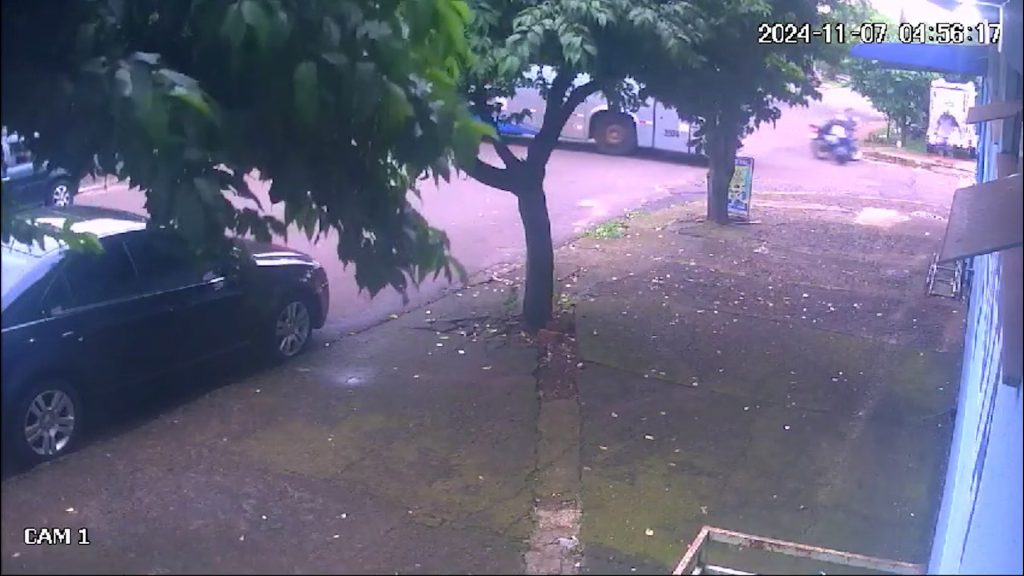 Imagem flagra acidente no Bairro Esmeralda