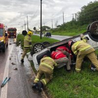 Imagem referente a Duas pessoas ficam feridas após capotamento de picape na PR-323 em Umuarama