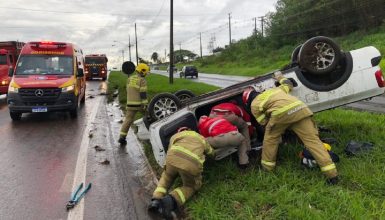 Imagem referente a Duas pessoas ficam feridas após capotamento de picape na PR-323 em Umuarama