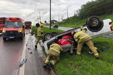 Imagem referente a Duas pessoas ficam feridas após capotamento de picape na PR-323 em Umuarama