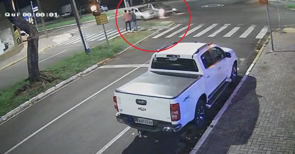Vídeo mostra colisão entre carros na Castelo Branco em Umuarama