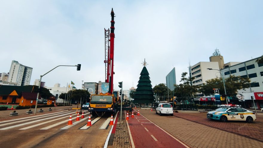 Avenida Brasil fica parcialmente interditada para instalação da Decoração de Natal