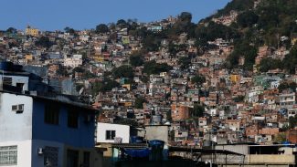 População de favela é mais negra e jovem que restante do país