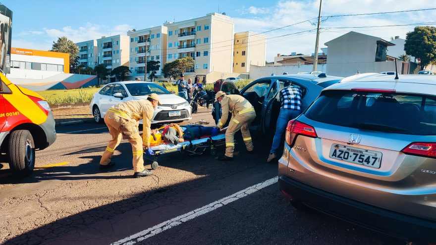 Forte colisão entre Corolla e Fiat Fastback é registrada na Rua Manaus