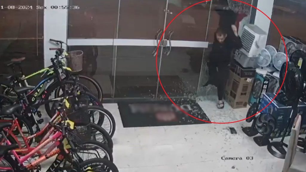 Vídeo: ladrões estouram fachada de vidro e furtam loja em Corbélia