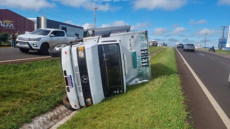 Caminhão carregado com contrabando tomba na BR-277