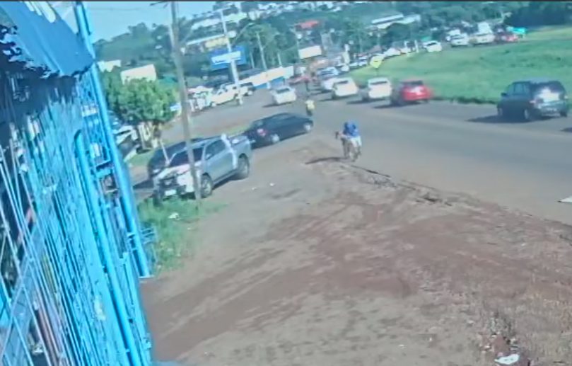 Câmera registra colisão entre carro e moto às margens da BR-277