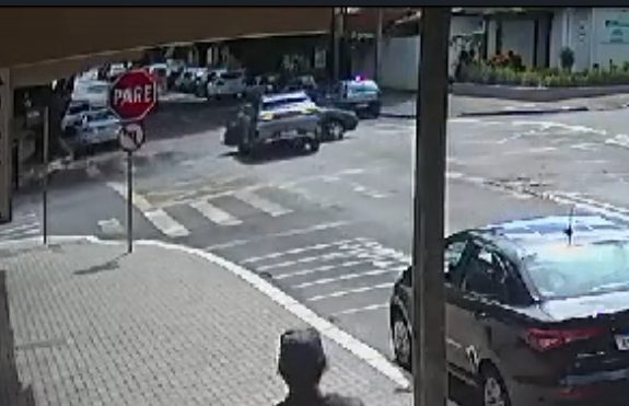 Vídeo mostra colisão entre BYD e Golf na Rua Mato Grosso