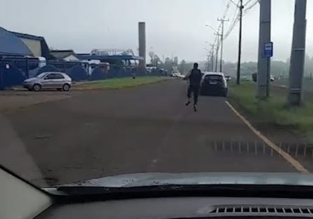 Imagem referente a Vídeo mostra homem abandonando caminhão tombado com cigarros e correndo a pé do BPFron