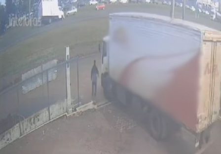 Imagem referente a Vídeo mostra motorista tombando caminhão com cigarros durante fuga na BR-277