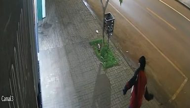 Imagem referente a Vídeo mostra ladrões quebrando vidraça de empresa e realizando furto no Bairro Floresta