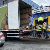 Imagem referente a Cestas básicas arrecadadas na Corrida do Porto são distribuídas em Paranaguá