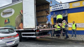 Cestas básicas arrecadadas na Corrida do Porto são distribuídas em Paranaguá