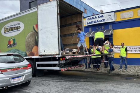 Imagem referente a Cestas básicas arrecadadas na Corrida do Porto são distribuídas em Paranaguá