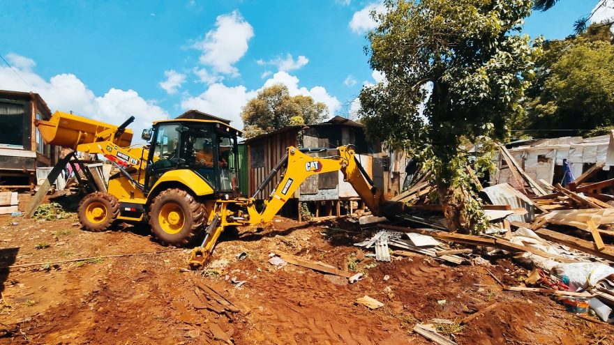 Barraco construído em área congelada judicialmente no Jardim Melissa é demolido