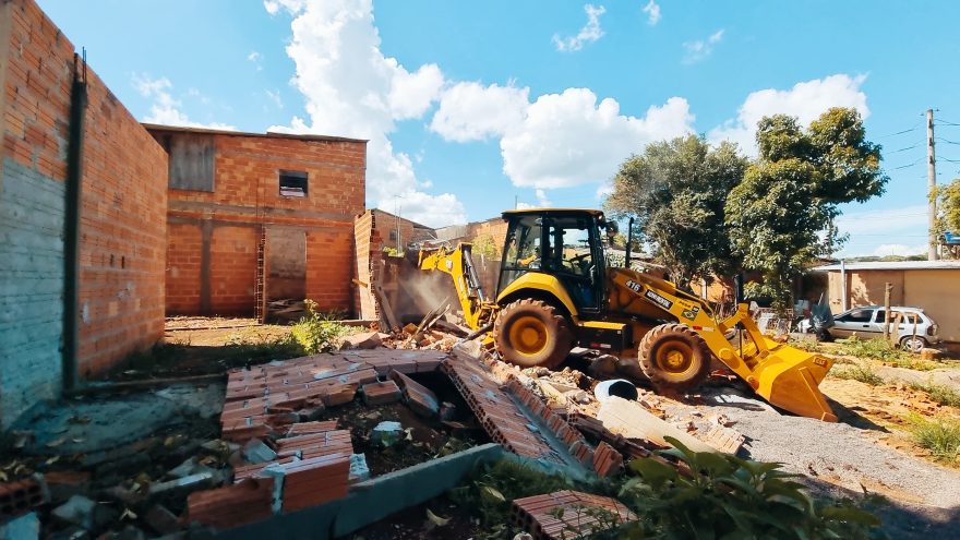 Casas de alvenaria construídas em área de preservação no Jardim Colmeia são demolidas