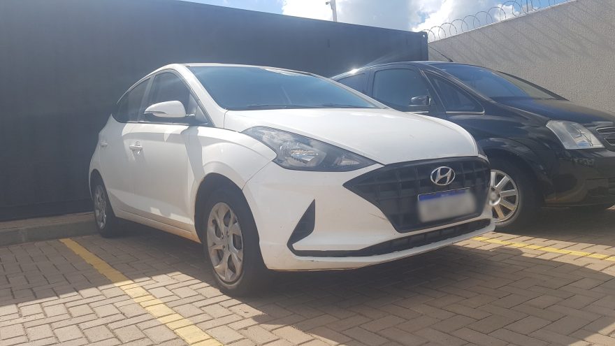 Mulher passa em alta velocidade em frente ao Exército, é parada e atinge 1,72 mg/L no bafômetro