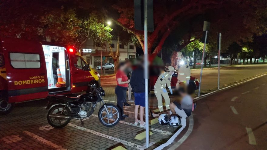 Rapaz de 28 anos fica ferido em acidente entre motos na Avenida Brasil