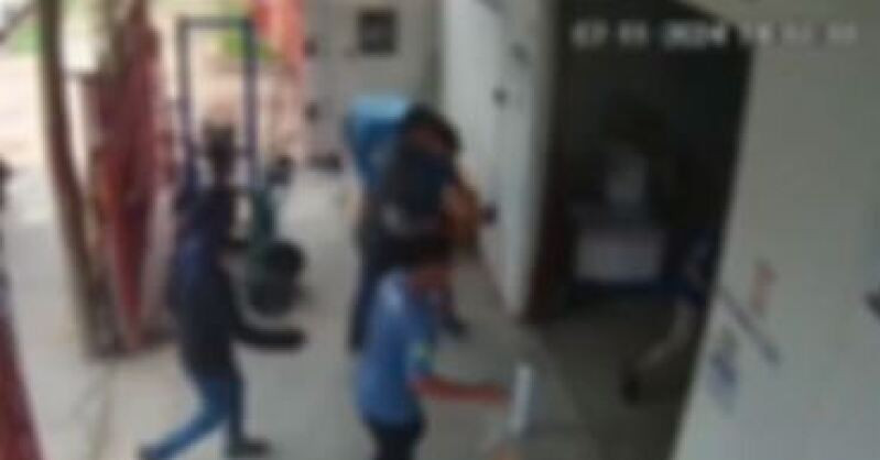 Câmeras registram momento de terror com assalto a empresa de entregas