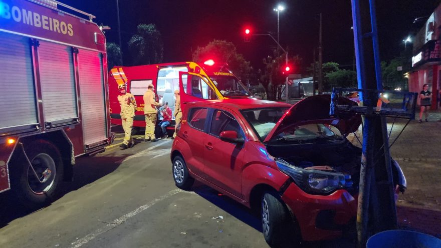 Motorista é detido após bater Fiat Mobi contra poste na Avenida Tancredo Neves