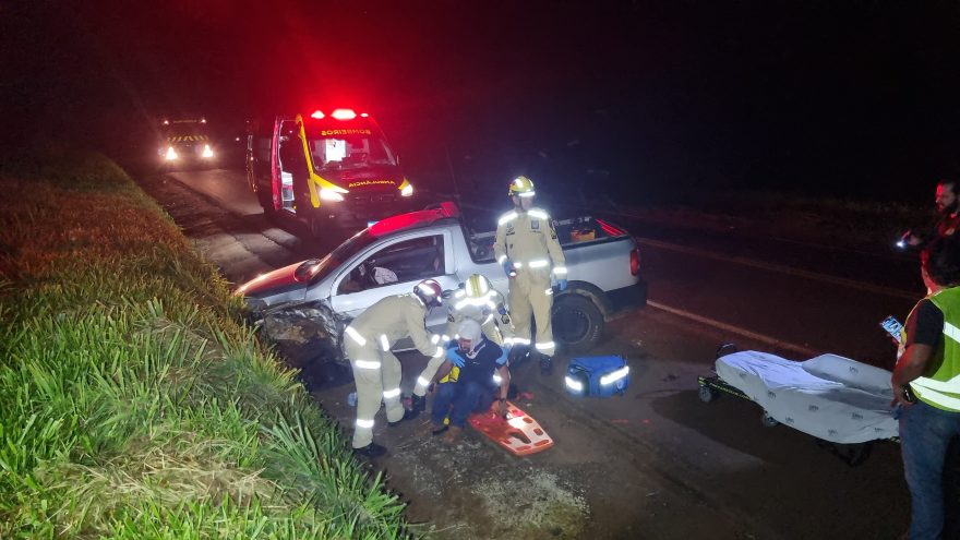 Condutor de Saveiro fica ferido após colidir com caminhão na BR-369