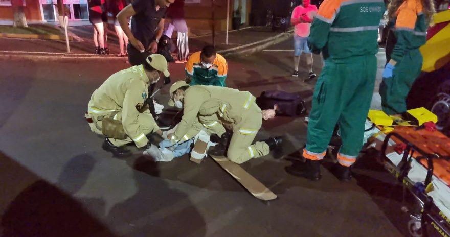 Piloto de 21 anos fratura duas pernas após colisão de Harley-Davidson com Ônix no Centro