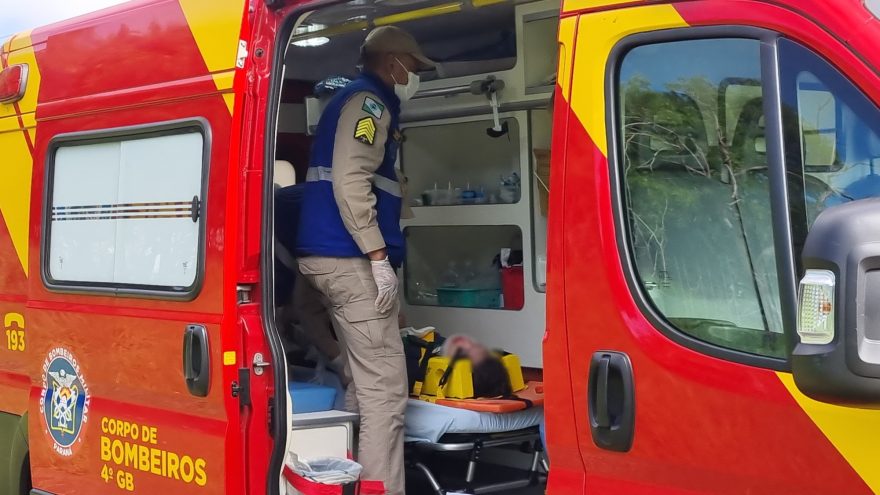 Ciclista fica ferida ao sofrer queda no bairro Santa Cruz